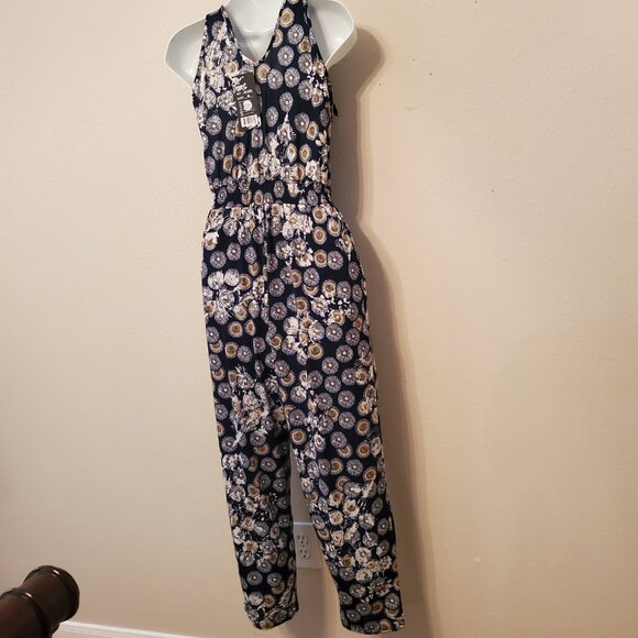 Jumpsuit Light weight, shoulder adjustable strap 65% Silk 35% polyester Size M. - Picture 7 of 13